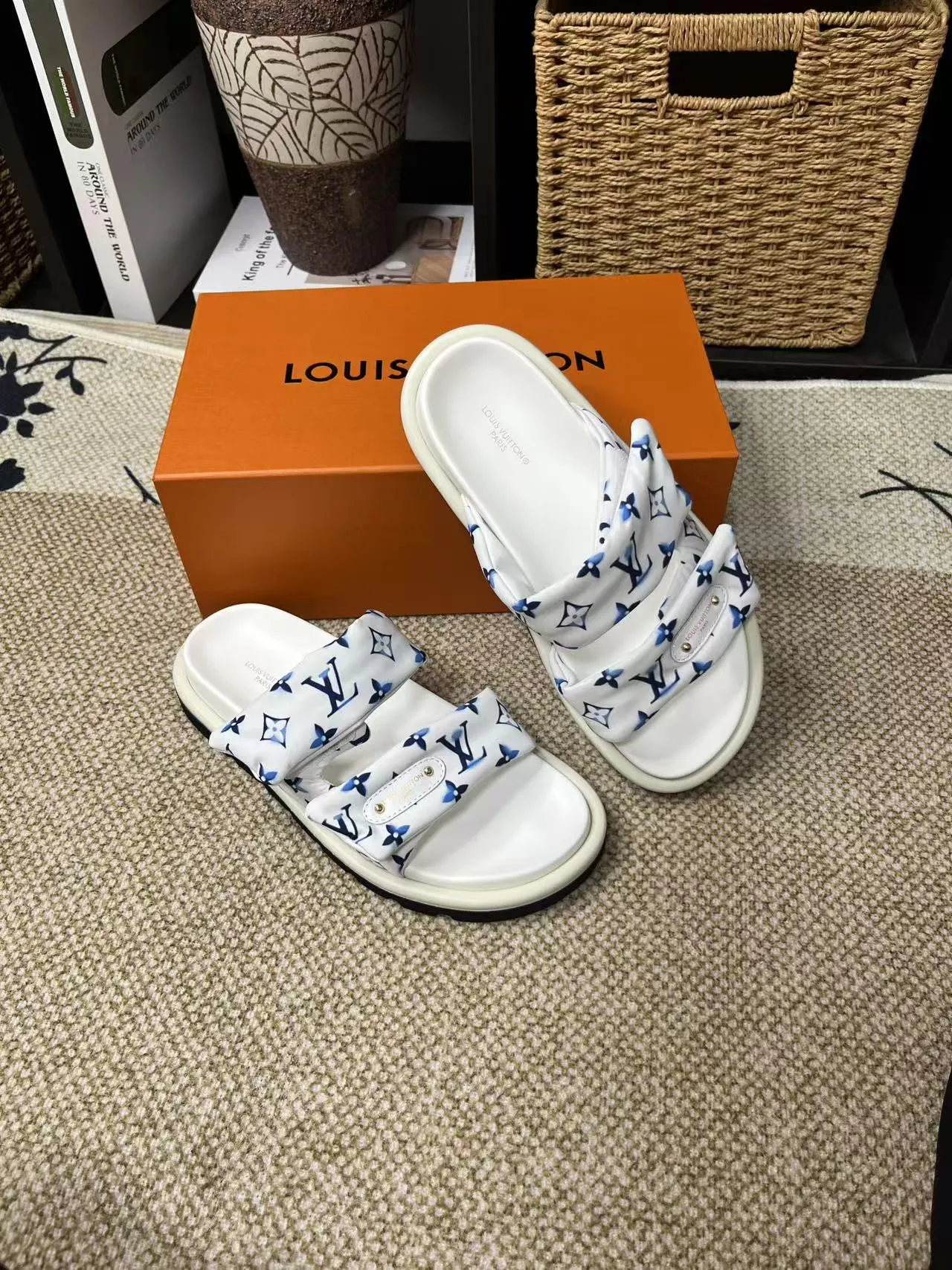 P340 yuan LV Louis Vuitton Full of high-end feel! A popular model among bloggers at home and abroad, it’s retro and fashionable, and looks stunning on your feet! Mainly recommended model on the official website★ ━━━━━ ЅᏇєєt ━━━━━ ▪️Upper: original calfskin ➕5D printing process ▪️Inner: imported mixed sheepskin ▪️Outsole: original molded foam outsole ▪️Size: Female 35-40 Men's 39-44 (women's 41 men's 45)
